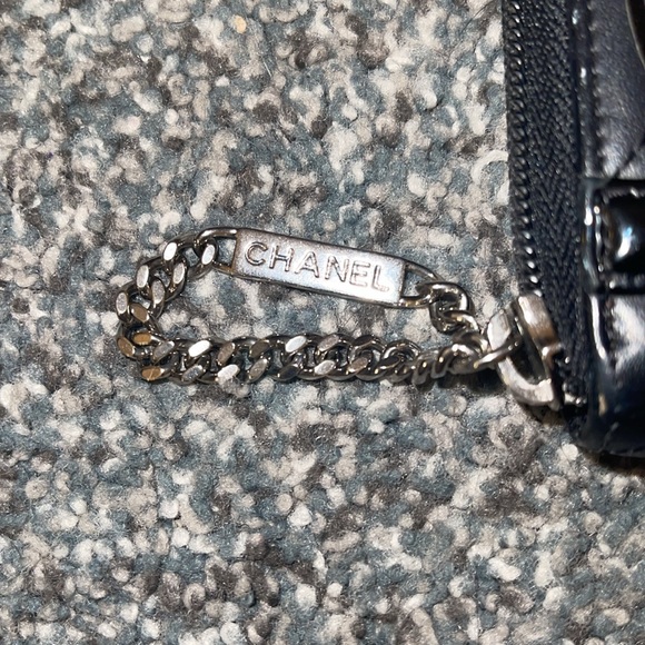 EUC Chanel wallet with COA quilted leather & patent leather “CC” Hot pink inside - Picture 2 of 9